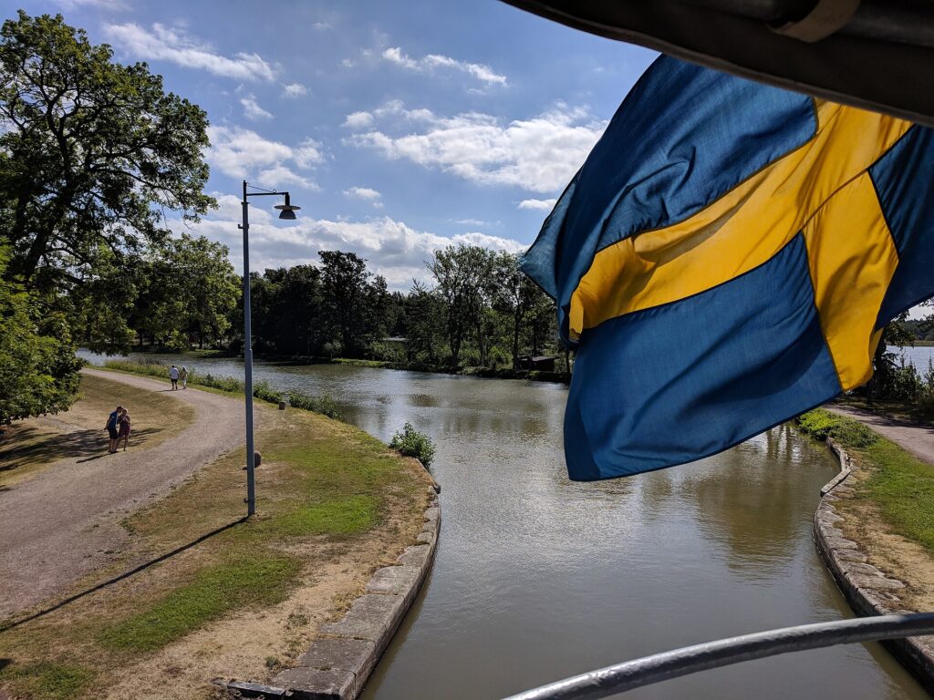Göta kanal med svensk flagga