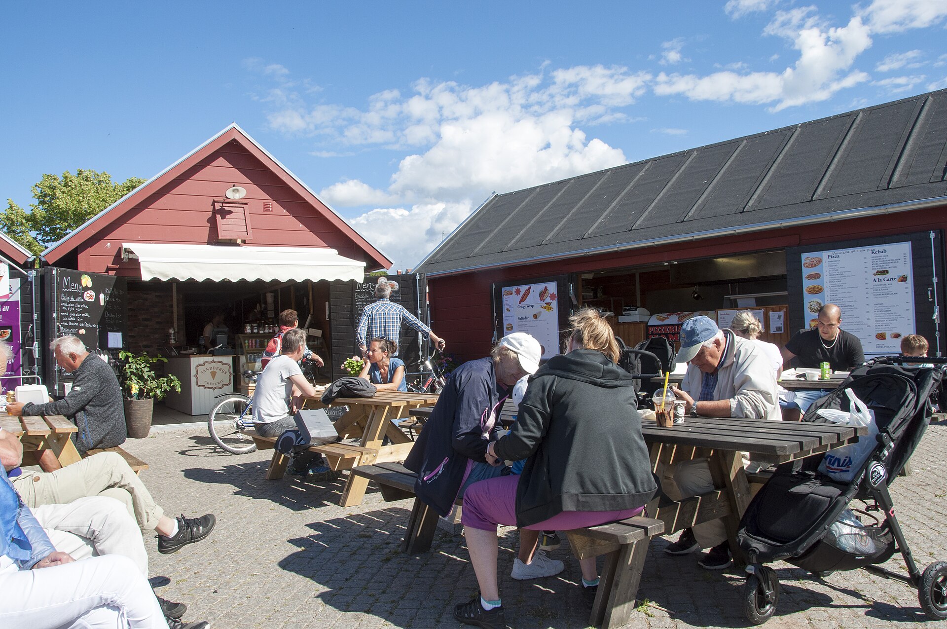 Gäster vid fiskebodarna i Mariestads hamn