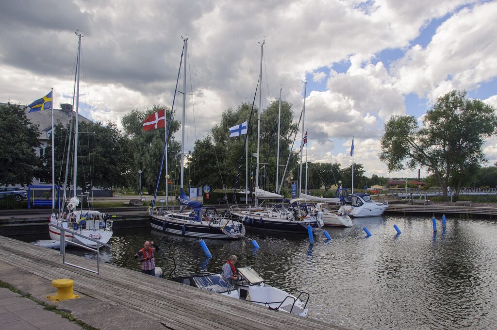 Gästhamnen i Mariestad med segelbåtar