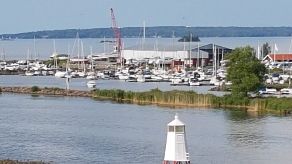 Mariestads hamn och småbåtshamn med Torsö i fjärran