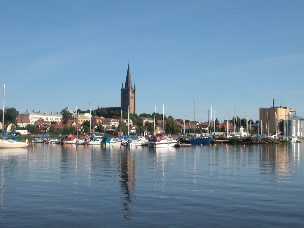 Mariestad sett över hamnen med domkyrkan