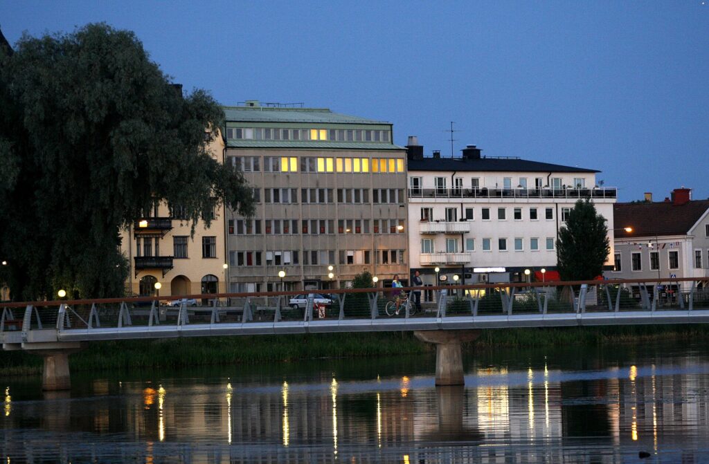 Mariestads centrum vid Tidan om kvällen
