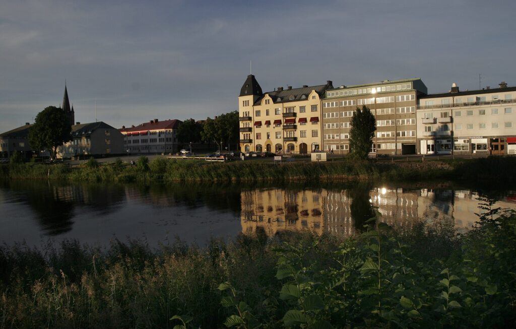 Byggnader vid vattnet i Mariestad