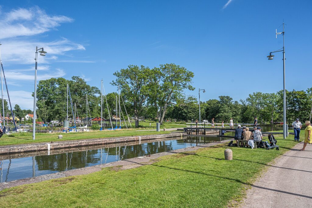 Kanalen och småbåtshamnen i Sjötorp