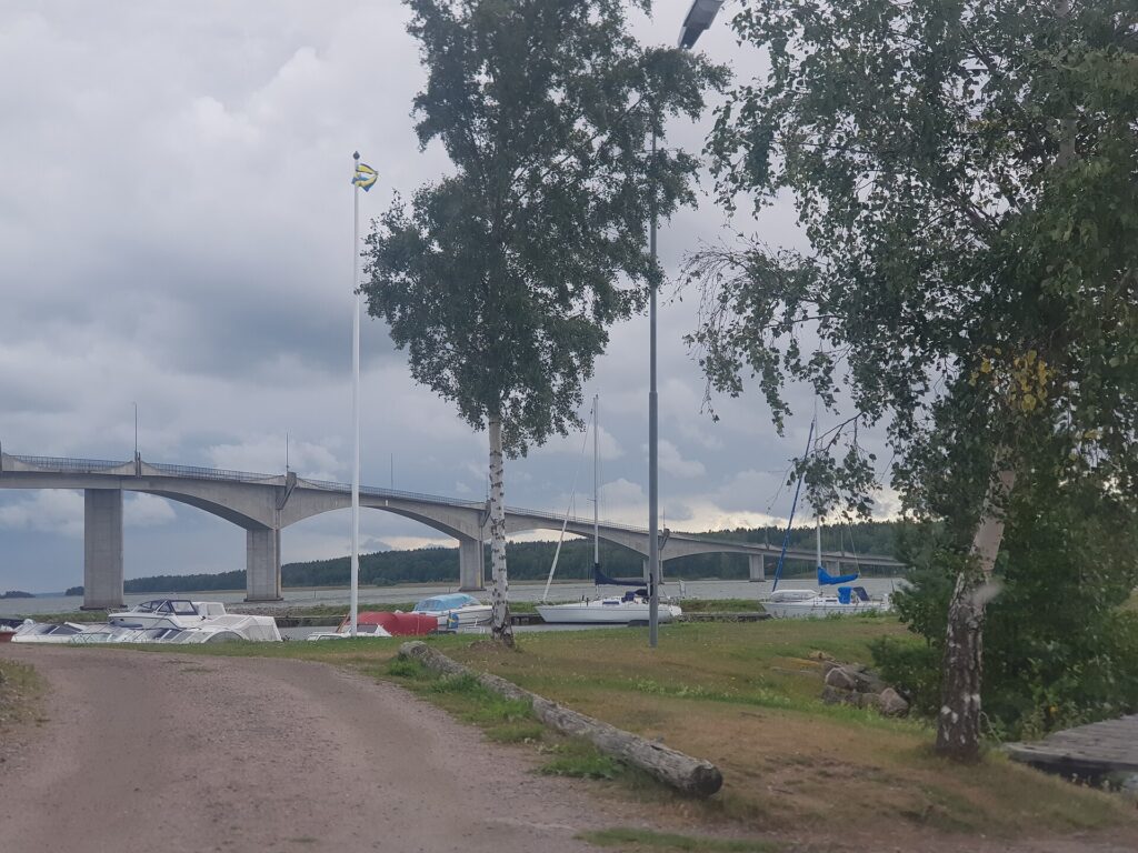 Torsöbron och småbåtar vid Mariestad